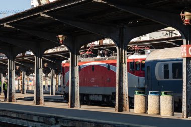 Tren hareket halinde ya da tren istasyonunda (Gara de Nord). Tren taşıma altyapısı. Bükreş, Romanya, 2023