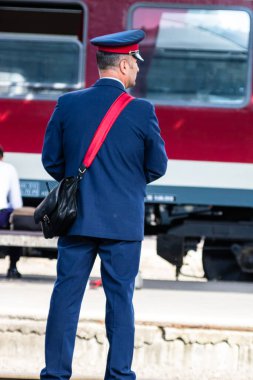 Romanya 'nın Bükreş kentindeki Bükreş Kuzey Tren İstasyonu' ndaki platformda kontroller yapan tren mürettebatı, 2023