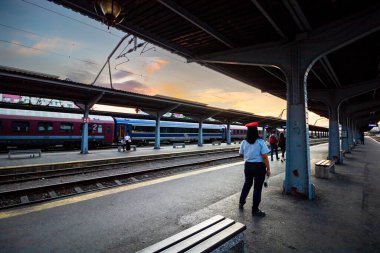 Romanya 'nın Bükreş kentindeki Bükreş Kuzey Tren İstasyonu' ndaki platformda kontroller yapan tren mürettebatı, 2023