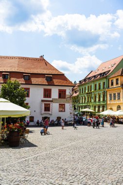 İnsanlar ve turistler Sighisoara, Romanya 'nın eski kalesinde 2022' de dolaşıyorlar.