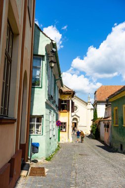 İnsanlar ve turistler Sighisoara, Romanya 'nın eski kalesinde 2022' de dolaşıyorlar.