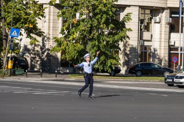 Trafiği polis memuru, Romanya Trafik Polisi (Politia Rutiera) yönetiyor. Romanya 'nın Bükreş kentinde iş çıkış saati, 2022