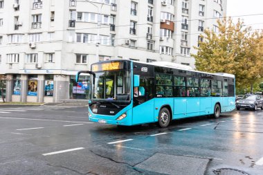 Trafikte otobüs. STB toplu taşımacılık Bükreş, Romanya, 2022