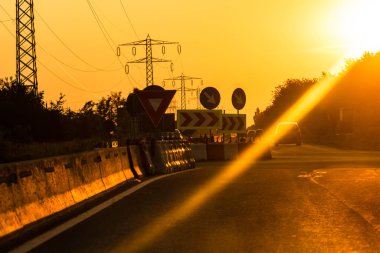 Romanya 'nın başkenti Bükreş' te sabah ve akşam araba trafiği, kirlilik, trafik sıkışıklığı