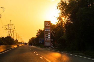 Romanya 'nın başkenti Bükreş' te sabah ve akşam araba trafiği, kirlilik, trafik sıkışıklığı