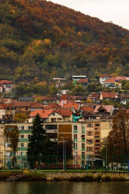 Tuna nehri ve Orsova şehir bitki örtüsü ve binaları, deniz manzarası. Orsova, Romanya, 2021
