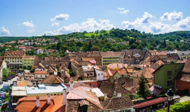 Transilvanya 'nın eski Sighisoara kasabasının panoramik manzarası
