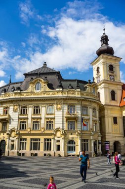 Eski Sibiu, Romanya sokaklarında dolaşan halk ve turistler, 2022