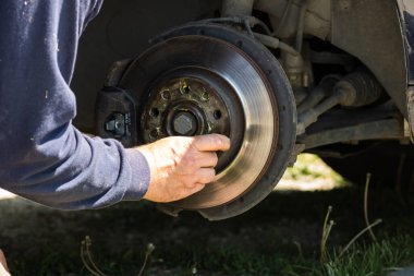 Romanya, Targoviste, 2021 'de bir arabanın frenleme ve onarım sistemi