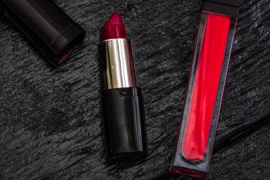 Siyah, ojeli, göz farı paleti, ruj, fırça, parfüm