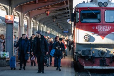 Bükreş, Romanya 'daki Bükreş Kuzey Tren İstasyonu' nda (Gara de Nord) trene binen ve inen insanlar, 2023