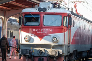 Tren hareket halinde ya da tren istasyonunda (Gara de Nord). Tren taşıma altyapısı. Bükreş, Romanya, 2023