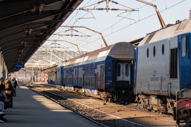 Tren hareket halinde ya da tren istasyonunda (Gara de Nord). Tren taşıma altyapısı. Bükreş, Romanya, 2023