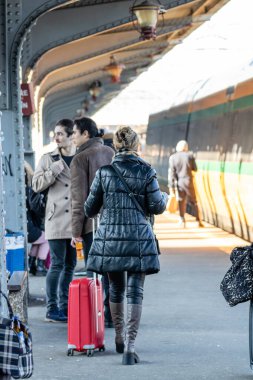 Bükreş, Romanya 'daki Bükreş Kuzey Tren İstasyonu' nda (Gara de Nord) trene binen ve inen insanlar, 2023