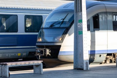 Tren hareket halinde ya da tren istasyonunda (Gara de Nord). Tren taşıma altyapısı. Bükreş, Romanya, 2023