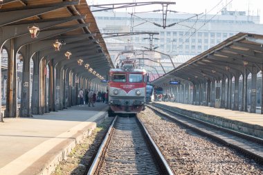 Tren hareket halinde ya da tren istasyonunda (Gara de Nord). Tren taşıma altyapısı. Bükreş, Romanya, 2023