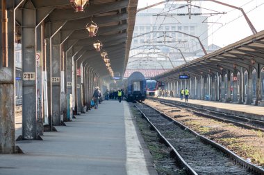 Tren hareket halinde ya da tren istasyonunda (Gara de Nord). Tren taşıma altyapısı. Bükreş, Romanya, 2023