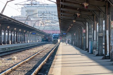Tren hareket halinde ya da tren istasyonunda (Gara de Nord). Tren taşıma altyapısı. Bükreş, Romanya, 2023