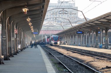 Tren hareket halinde ya da tren istasyonunda (Gara de Nord). Tren taşıma altyapısı. Bükreş, Romanya, 2023