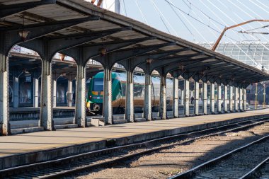 Tren hareket halinde ya da tren istasyonunda (Gara de Nord). Tren taşıma altyapısı. Bükreş, Romanya, 2023