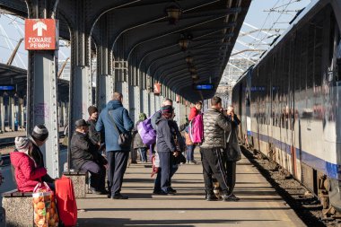 Bükreş, Romanya 'daki Bükreş Kuzey Tren İstasyonu' nda (Gara de Nord) trene binen ve inen insanlar, 2023