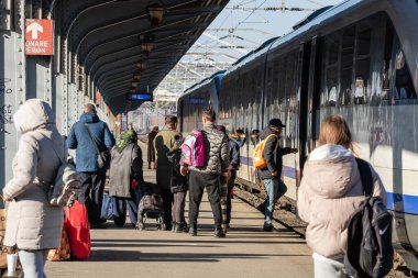 Bükreş, Romanya 'daki Bükreş Kuzey Tren İstasyonu' nda (Gara de Nord) trene binen ve inen insanlar, 2023