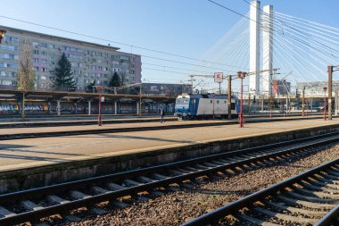 Tren hareket halinde ya da tren istasyonunda (Gara de Nord). Tren taşıma altyapısı. Bükreş, Romanya, 2023