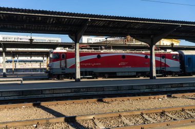 Tren hareket halinde ya da tren istasyonunda (Gara de Nord). Tren taşıma altyapısı. Bükreş, Romanya, 2023