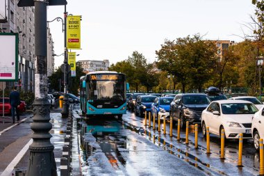 Trafikte otobüs. STB toplu taşımacılık Bükreş, Romanya, 2022