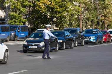 Trafiği polis memuru, Romanya Trafik Polisi (Politia Rutiera) yönetiyor. Romanya 'nın Bükreş kentinde iş çıkış saati, 2022