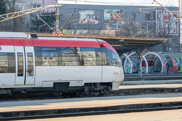 列车在北铁车站 Gara Nord 的列车月台上行驶 火车运输基础设施 罗马尼亚布加勒斯特 2023年 — 图库照片