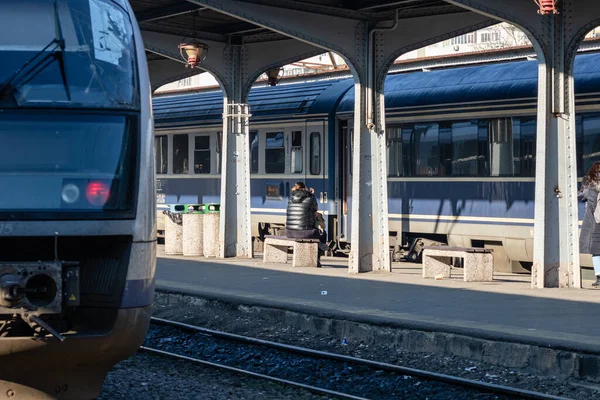 北鉄道駅 Gara Nord での列車または列車のホームでの列車 列車輸送インフラ ブカレスト ルーマニア 2023年 — ストック写真
