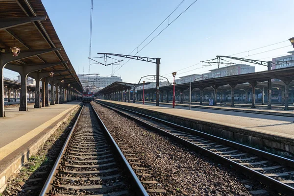 Tren hareket halinde ya da tren istasyonunda (Gara de Nord). Tren taşıma altyapısı. Bükreş, Romanya, 2023