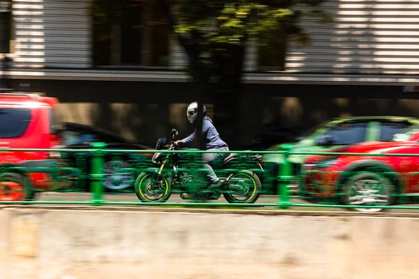 Ποδηλάτης Μοτοσικλέτα Ώρα Αιχμής Στο Κέντρο Της Πόλης Στο Βουκουρέστι — Φωτογραφία Αρχείου