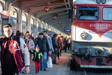 Bükreş, Romanya 'daki Bükreş Kuzey Tren İstasyonu' nda (Gara de Nord) trene binen ve inen insanlar, 2023