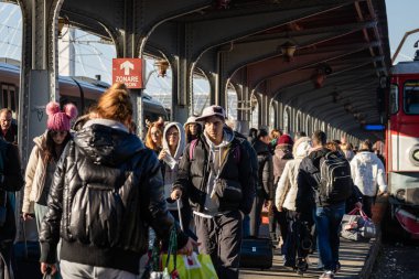 Bükreş, Romanya 'daki Bükreş Kuzey Tren İstasyonu' nda (Gara de Nord) trene binen ve inen insanlar, 2023