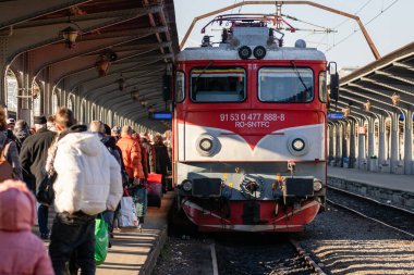 Bükreş, Romanya 'daki Bükreş Kuzey Tren İstasyonu' nda (Gara de Nord) trene binen ve inen insanlar, 2023