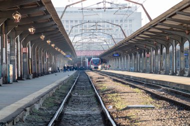 Tren hareket halinde ya da tren istasyonunda (Gara de Nord). Tren taşıma altyapısı. Bükreş, Romanya, 2023