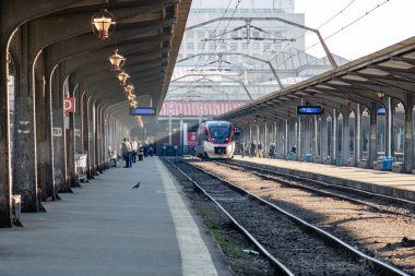 Tren hareket halinde ya da tren istasyonunda (Gara de Nord). Tren taşıma altyapısı. Bükreş, Romanya, 2023