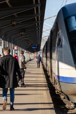 Bükreş, Romanya 'daki Bükreş Kuzey Tren İstasyonu' nda (Gara de Nord) trene binen ve inen insanlar, 2023