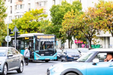 Trafikte otobüs. STB toplu taşımacılık Bükreş, Romanya, 2022