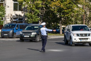 Trafiği polis memuru, Romanya Trafik Polisi (Politia Rutiera) yönetiyor. Romanya 'nın Bükreş kentinde iş çıkış saati, 2022