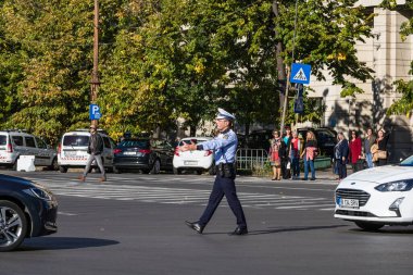 Trafiği polis memuru, Romanya Trafik Polisi (Politia Rutiera) yönetiyor. Romanya 'nın Bükreş kentinde iş çıkış saati, 2022