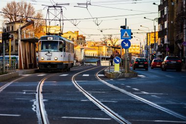 Trafiğin en yoğun olduğu saatte. Araba kirliliği, araba Bükreş, Romanya, 2022 'de yolda.