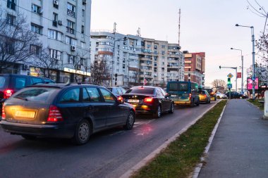 Şehrin şehir merkezinde trafik sıkışıklığında araba trafiği. Romanya 'nın başkenti Bükreş' te sabah ve akşam araba kirliliği, trafik sıkışıklığı