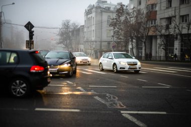 Sabah ve akşam trafiği, Bükreş, Romanya 'nın ana bulvarında durdurulan arabalar ve yoğun trafik, 2020