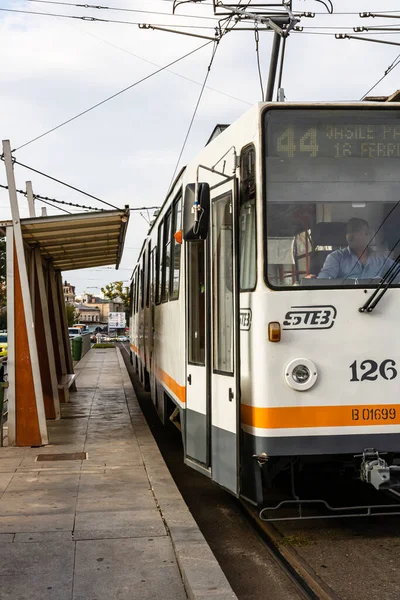 Tramvay trafiği. Bükreş, Romanya, 2022