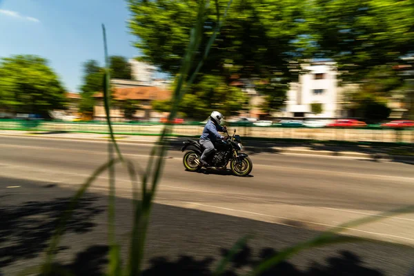 Байкер Мотоцикле Час Пик Центре Города Бухаресте Румыния 2022 — стоковое фото