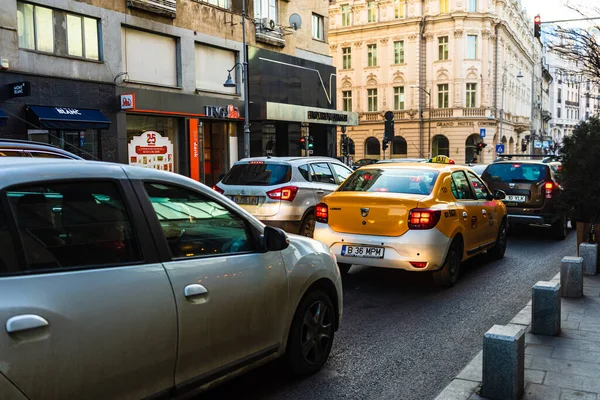 Şehrin şehir merkezinde trafik sıkışıklığında araba trafiği. Romanya 'nın başkenti Bükreş' te sabah ve akşam araba kirliliği, trafik sıkışıklığı