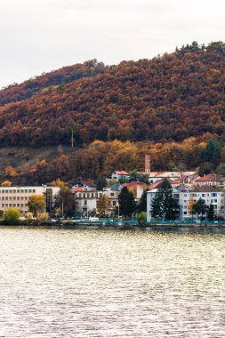 Tuna nehri ve Orsova şehir bitki örtüsü ve binaları, deniz manzarası. Orsova, Romanya, 2021